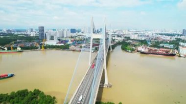 Phu 'nun insansız hava aracı görüntüsü Ho Chi Minh şehrindeki köprüm, Vietnam. Bu modern Ho Chi Minh şehrinin en büyük köprüsü ve altyapısının önemli bir parçasıdır.