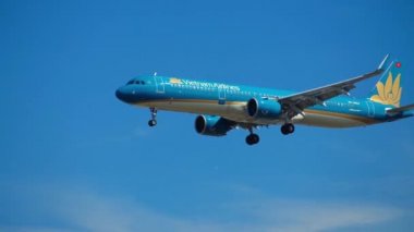 Ho Chi Minh City, Vietnam - 26 Şubat 2022: Vietnam Havayolları 'nın A321 sefer sayılı yolcu uçağı Tan Son Nhat Uluslararası Havalimanı' na inmeye hazırlanıyor.