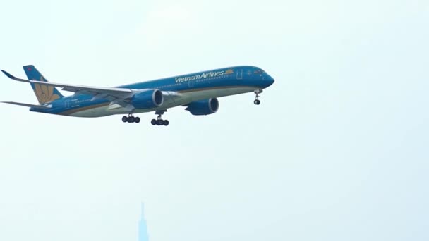 ベトナムホーチミン市 2022年2月26日 ベトナム航空787型機の旅客機がベトナムホーチミン市タンソンニャット国際空港に着陸準備飛行 — ストック動画