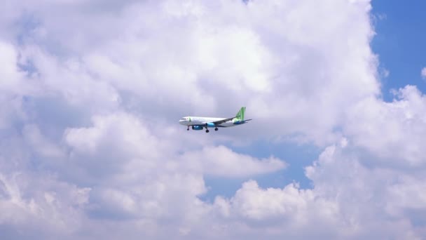 ベトナムホーチミン2022年8月30日 旅客航空機エアバスA320型竹航空機がベトナムホーチミン市タンソンニャット国際空港に着陸準備飛行 — ストック動画