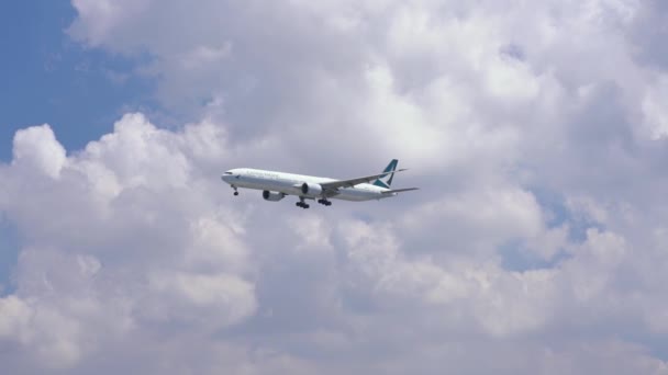 2022年8月30日 越南胡志明市 国泰航空公司B Kqh波音777客机准备在越南胡志明市谭山国际机场着陆 — 图库视频影像