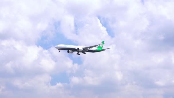 2022年8月30日 越南胡志明市 Eva航空公司B 16731波音777客机准备在越南胡志明市谭山国际机场着陆 — 图库视频影像