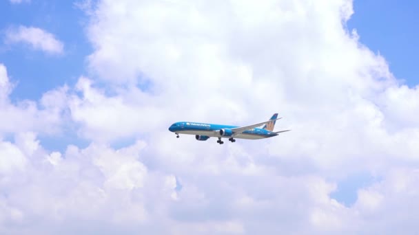 ベトナムホーチミン市 2022年8月30日 ベトナム航空787型機の旅客機がベトナムホーチミン市タンソンニャット国際空港に着陸準備飛行 — ストック動画