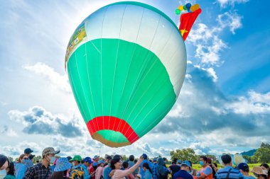 An Giang, Vietnam - 3 Eylül 2022: Ta Pa sahasındaki sıcak hava balonu festivali hasattan sonra insanların katılıp izlemesini sağlıyor. Bu, An Giang, Vietnam 'da ulusal gün kutlaması.