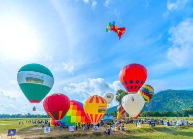 An Giang, Vietnam - 3 Eylül 2022: Ta Pa sahasındaki sıcak hava balonu festivali hasattan sonra insanların katılıp izlemesini sağlıyor. Bu, An Giang, Vietnam 'da ulusal gün kutlaması.