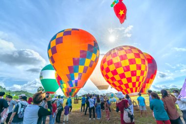 An Giang, Vietnam - 3 Eylül 2022: Ta Pa sahasındaki sıcak hava balonu festivali hasattan sonra insanların katılıp izlemesini sağlıyor. Bu, An Giang, Vietnam 'da ulusal gün kutlaması.