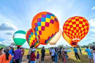 An Giang, Vietnam - 3 Eylül 2022: Ta Pa sahasındaki sıcak hava balonu festivali hasattan sonra insanların katılıp izlemesini sağlıyor. Bu, An Giang, Vietnam 'da ulusal gün kutlaması.