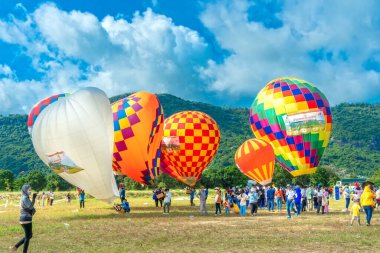 An Giang, Vietnam - 3 Eylül 2022: Ta Pa sahasındaki sıcak hava balonu festivali hasattan sonra insanların katılıp izlemesini sağlıyor. Bu, An Giang, Vietnam 'da ulusal gün kutlaması.