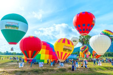 An Giang, Vietnam - 3 Eylül 2022: Ta Pa sahasındaki sıcak hava balonu festivali hasattan sonra insanların katılıp izlemesini sağlıyor. Bu, An Giang, Vietnam 'da ulusal gün kutlaması.