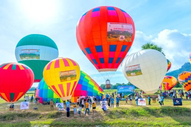 An Giang, Vietnam - 3 Eylül 2022: Ta Pa sahasındaki sıcak hava balonu festivali hasattan sonra insanların katılıp izlemesini sağlıyor. Bu, An Giang, Vietnam 'da ulusal gün kutlaması.