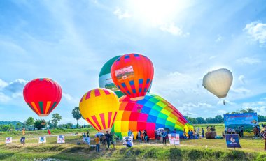 An Giang, Vietnam - 3 Eylül 2022: Ta Pa sahasındaki sıcak hava balonu festivali hasattan sonra insanların katılıp izlemesini sağlıyor. Bu, An Giang, Vietnam 'da ulusal gün kutlaması.