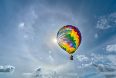An Giang, Vietnam - 3 Eylül 2022: Ta Pa sahasındaki sıcak hava balonu festivali hasattan sonra insanların katılıp izlemesini sağlıyor. Bu, An Giang, Vietnam 'da ulusal gün kutlaması.