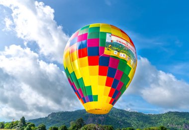 An Giang, Vietnam - 3 Eylül 2022: Ta Pa sahasındaki sıcak hava balonu festivali hasattan sonra insanların katılıp izlemesini sağlıyor. Bu, An Giang, Vietnam 'da ulusal gün kutlaması.