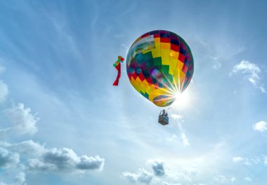 An Giang, Vietnam - 3 Eylül 2022: Ta Pa sahasındaki sıcak hava balonu festivali hasattan sonra insanların katılıp izlemesini sağlıyor. Bu, An Giang, Vietnam 'da ulusal gün kutlaması.