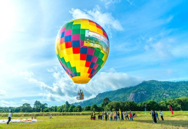 An Giang, Vietnam - 3 Eylül 2022: Ta Pa sahasındaki sıcak hava balonu festivali hasattan sonra insanların katılıp izlemesini sağlıyor. Bu, An Giang, Vietnam 'da ulusal gün kutlaması.