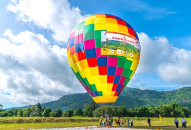 An Giang, Vietnam - 3 Eylül 2022: Ta Pa sahasındaki sıcak hava balonu festivali hasattan sonra insanların katılıp izlemesini sağlıyor. Bu, An Giang, Vietnam 'da ulusal gün kutlaması.