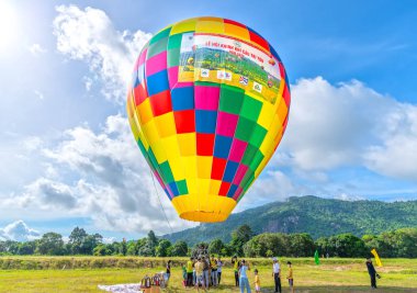 An Giang, Vietnam - 3 Eylül 2022: Ta Pa sahasındaki sıcak hava balonu festivali hasattan sonra insanların katılıp izlemesini sağlıyor. Bu, An Giang, Vietnam 'da ulusal gün kutlaması.