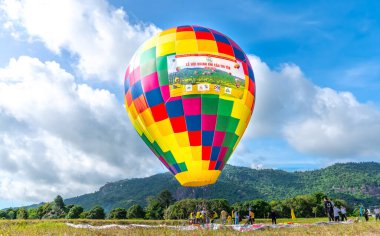 An Giang, Vietnam - 3 Eylül 2022: Ta Pa sahasındaki sıcak hava balonu festivali hasattan sonra insanların katılıp izlemesini sağlıyor. Bu, An Giang, Vietnam 'da ulusal gün kutlaması.