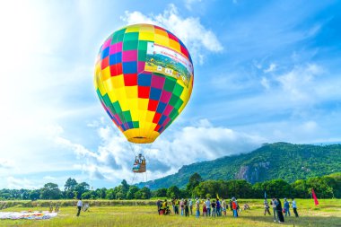An Giang, Vietnam - 3 Eylül 2022: Ta Pa sahasındaki sıcak hava balonu festivali hasattan sonra insanların katılıp izlemesini sağlıyor. Bu, An Giang, Vietnam 'da ulusal gün kutlaması.