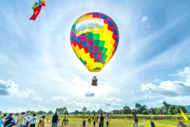 An Giang, Vietnam - 3 Eylül 2022: Ta Pa sahasındaki sıcak hava balonu festivali hasattan sonra insanların katılıp izlemesini sağlıyor. Bu, An Giang, Vietnam 'da ulusal gün kutlaması.
