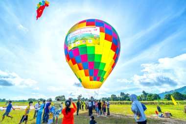 An Giang, Vietnam - 3 Eylül 2022: Ta Pa sahasındaki sıcak hava balonu festivali hasattan sonra insanların katılıp izlemesini sağlıyor. Bu, An Giang, Vietnam 'da ulusal gün kutlaması.