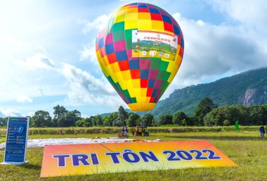 An Giang, Vietnam - 3 Eylül 2022: Ta Pa sahasındaki sıcak hava balonu festivali hasattan sonra insanların katılıp izlemesini sağlıyor. Bu, An Giang, Vietnam 'da ulusal gün kutlaması.