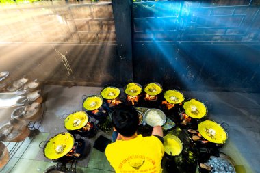 An Giang, Vietnam - 3 Eylül 2022: Baker adında bir adam çevre Brezilya 'da Banh Xeo yapıyor, vejetaryen krepler An Giang, Vietnam' daki tapınağı ziyaret eden Budistlere servis ediliyor.