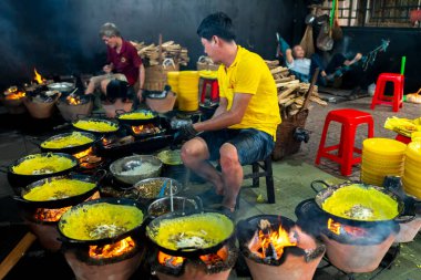 An Giang, Vietnam - 3 Eylül 2022: Baker adında bir adam çevre Brezilya 'da Banh Xeo yapıyor, vejetaryen krepler An Giang, Vietnam' daki tapınağı ziyaret eden Budistlere servis ediliyor.