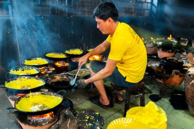 An Giang, Vietnam - 3 Eylül 2022: Baker adında bir adam çevre Brezilya 'da Banh Xeo yapıyor, vejetaryen krepler An Giang, Vietnam' daki tapınağı ziyaret eden Budistlere servis ediliyor.
