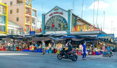 An Giang, Vietnam - 4 Eylül 2022: Chau Doc pazar kapısının dışında, Vietnam 'ın en büyük pazarı An Giang, Vietnam' da balık sosu ve keklerden yapılan spesiyallerin satışı konusunda uzmanlaşmış