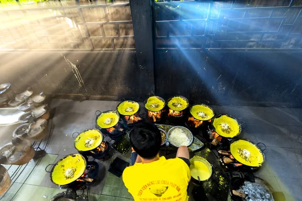 ベトナムのジャン 9月3 2022 男ベイカーは 周りの火鉢 ベトナムのアン ザンで寺院を訪れる仏教徒にサービスを提供する菜食主義のパンケーキにバンゼオを作っています — ストック写真
