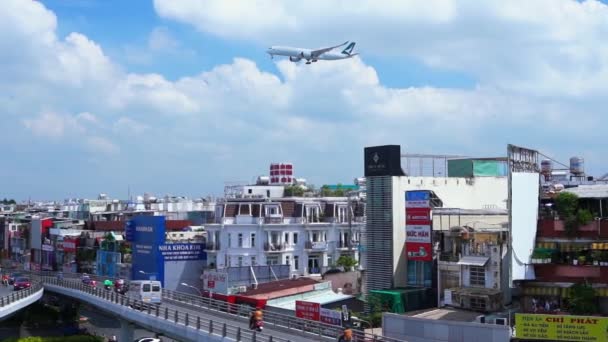 2022年9月11日 越南胡志明市 国泰航空公司一架编号为B Lrk空中客车A350的飞机飞越越南胡志明市谭山国际机场附近的住宅 — 图库视频影像