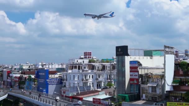 2022年9月11日 越南胡志明市 中国南方航空公司一架编号为B 30C0的空中客车A350的飞机飞越了越南胡志明市谭松国际机场附近的住宅 — 图库视频影像