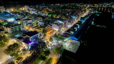 Chau Doc şehri, An Giang, gece Vietnam, hava manzarası. Burası Mekong Delta 'da, Vietnam sınırındaki altyapı, nüfus ve tarım ürünleri ticaret merkezini geliştiren büyük bir şehir.