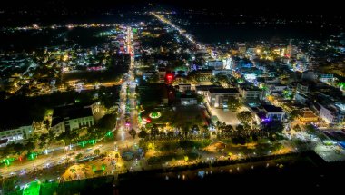 Chau Doc şehri, An Giang, gece Vietnam, hava manzarası. Burası Mekong Delta 'da, Vietnam sınırındaki altyapı, nüfus ve tarım ürünleri ticaret merkezini geliştiren büyük bir şehir.