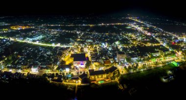 Chau Doc şehri, An Giang, gece Vietnam, hava manzarası. Burası Mekong Delta 'da, Vietnam sınırındaki altyapı, nüfus ve tarım ürünleri ticaret merkezini geliştiren büyük bir şehir.