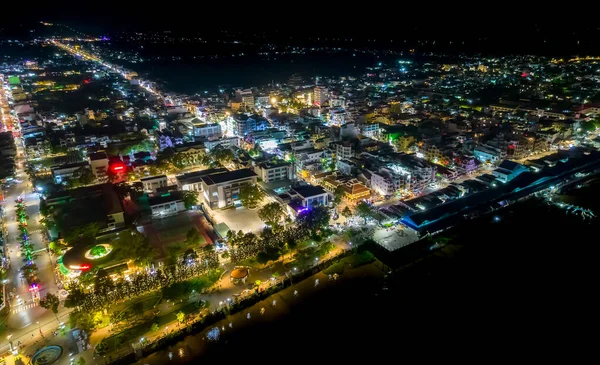 洲道市 越南在夜间 空中观察 这是湄公河三角洲的一个大城市 正在开发越南边境地区的基础设施 人口和农产品贸易中心 — 图库照片