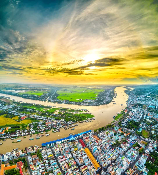 チャウ ドク市 ザン省 ベトナム 航空ビュー ベトナムのメコンデルタ地域に隣接する都市です — ストック写真