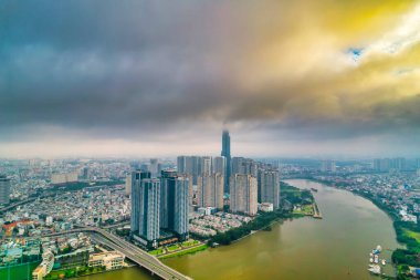 Ho Chi Minh şehri, Vietnam - 16 Eylül 2022: Günbatımı sahnesinde gökdelenen gökdelenler ve gökdelenler. Ho Chi Minh City, Vietnam 'daki Saigon nehri üzerindeki şehir manzarası