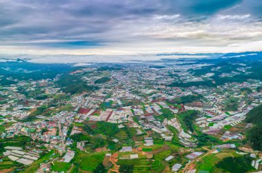 Sabah banliyöde Da Lat, Vietnam 'ın dağlık kesimlerinde görüldü. Organik tarım ve mevcut evler için birçok seranın olduğu bir yer.