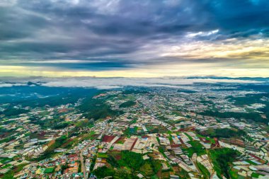 Sabah banliyöde Da Lat, Vietnam 'ın dağlık kesimlerinde görüldü. Organik tarım ve mevcut evler için birçok seranın olduğu bir yer.