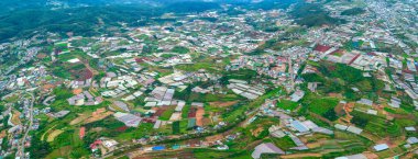 Sabah banliyöde Da Lat, Vietnam 'ın dağlık kesimlerinde görüldü. Organik tarım ve mevcut evler için birçok seranın olduğu bir yer.