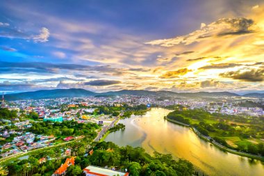 Da Lat şehrinin hava manzarası. Gün batımı gökyüzü. Orta dağlık Vietnam 'da güzel bir turizm merkezi. Kentsel gelişim dokusu, yeşil parklar ve şehir gölü.