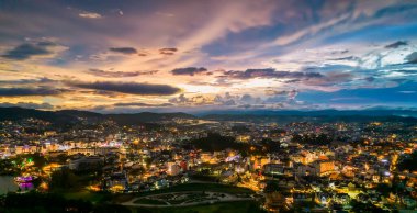 Da Lat şehrinin hava manzarası. Gün batımı gökyüzü. Orta dağlık Vietnam 'da güzel bir turizm merkezi. Kentsel gelişim dokusu, yeşil parklar ve şehir gölü.