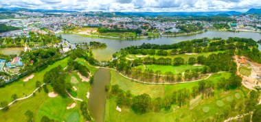 Da Lat şehrinin hava manzarası güzel turizm merkezi dağlık Vietnam 'da. Kentsel gelişim dokusu, yeşil parklar ve şehir gölü.