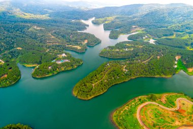 Aşağıdaki mavi su ve cennet adalarıyla yukarıdan görülen Tuyen Lam Gölü 'nün manzarası buraya rahatlatıcı bir turistik cazibe katıyor. Burası Vietnam 'a enerji sağlayan bir hidroelektrik göl.