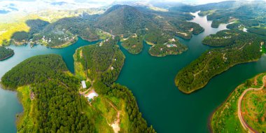 Aşağıdaki mavi su ve cennet adalarıyla yukarıdan görülen Tuyen Lam Gölü 'nün manzarası buraya rahatlatıcı bir turistik cazibe katıyor. Burası Vietnam 'a enerji sağlayan bir hidroelektrik göl.