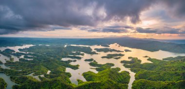 Sunset Ta Dung hidroelektrik gölü yukarıdan görünüyor. Göl sulama için su sağlıyor ve Vietnam 'ın Dak Nong eyaletindeki insanlara elektrik üretiyor..