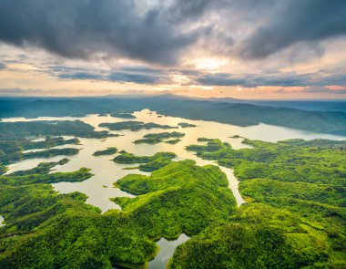 Sunset Ta Dung hidroelektrik gölü yukarıdan görünüyor. Göl sulama için su sağlıyor ve Vietnam 'ın Dak Nong eyaletindeki insanlara elektrik üretiyor..