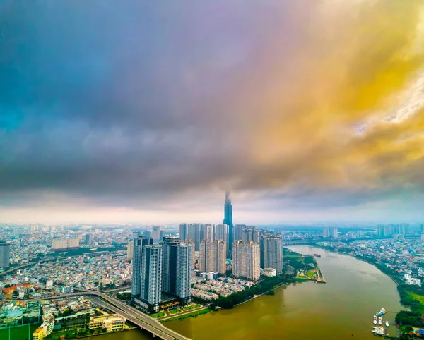 Ho Chi Minh şehri, Vietnam - 16 Eylül 2022: Günbatımı sahnesinde gökdelenen gökdelenler ve gökdelenler. Ho Chi Minh City, Vietnam 'daki Saigon nehri üzerindeki şehir manzarası